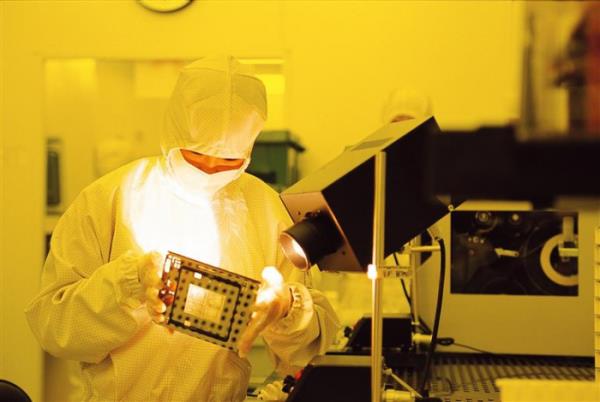 A　Samsung　researcher　looks　at　a　semiconductor　product